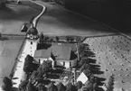 Flygfoto över Alseda Kyrka i Vetlanda kommun. Nr. D. 2236