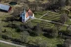 Flygfoto över Marbäcks kyrka i Aneby kommun.