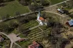 Flygfoto över Marbäcks kyrka i Aneby kommun.