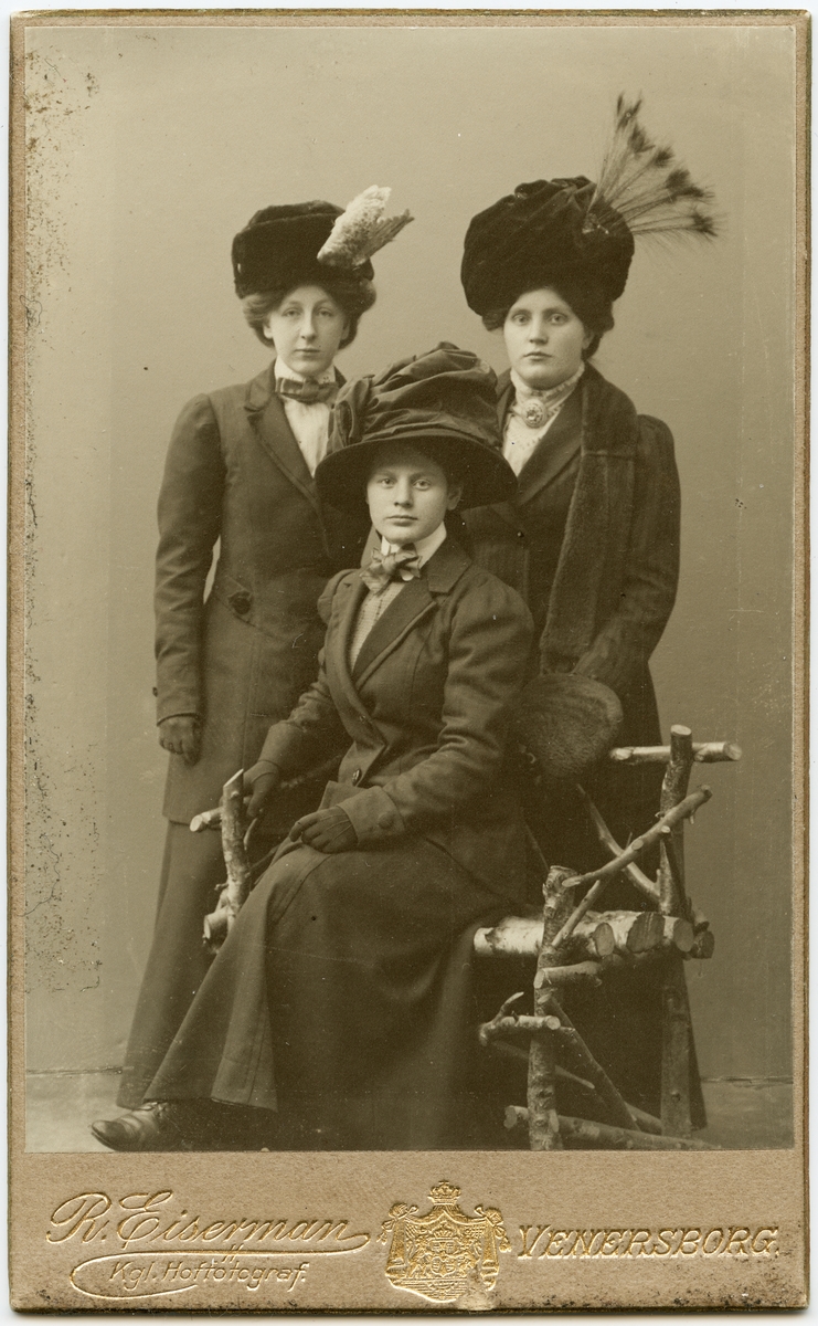 "Hattmode". Klara Eriksson, Karin Peterson och Anna Andersson.