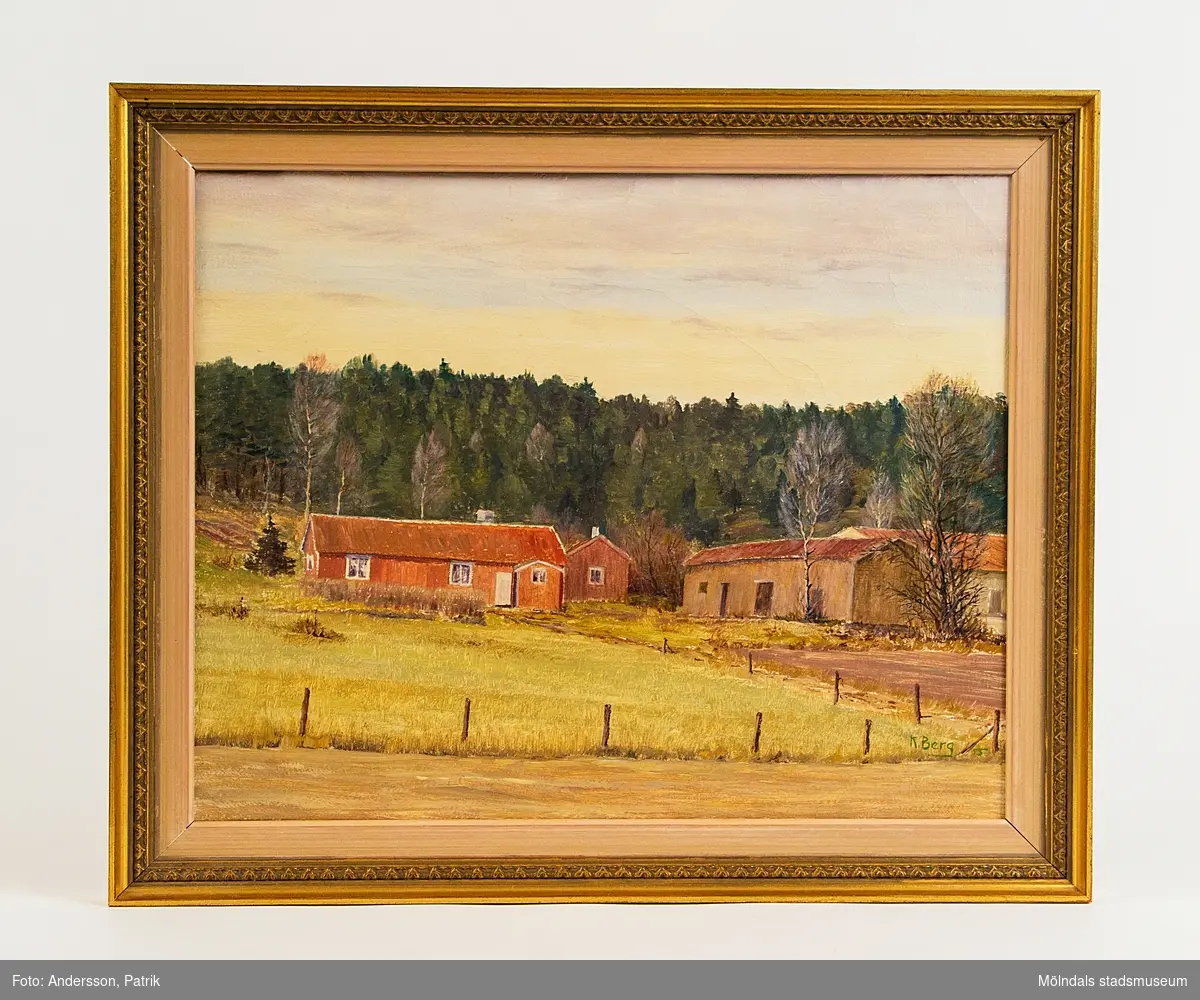 Motivet på tavlan är från Åby Nordgård och Åby Frälsegård, kallades möjligen "Holtermansgården" (nuvarande Holtermansgatan och platsen intill).

I det vita manshuset bodde Hugo (möjligen Kurts farbror) och Anne.
Kurts mormor och morfar bodde i det ljusgula huset till höger.
Werner och Hulda och deras två barn bodde i det röda huset till vänster. Werner var chaufför till Kurts far som grundade Mölndals lastbilscentral 1931.