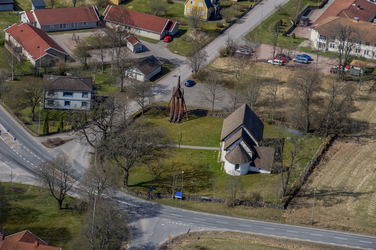 Flygfoto över Myresjö gamla kyrka i Vetlanda kommun.