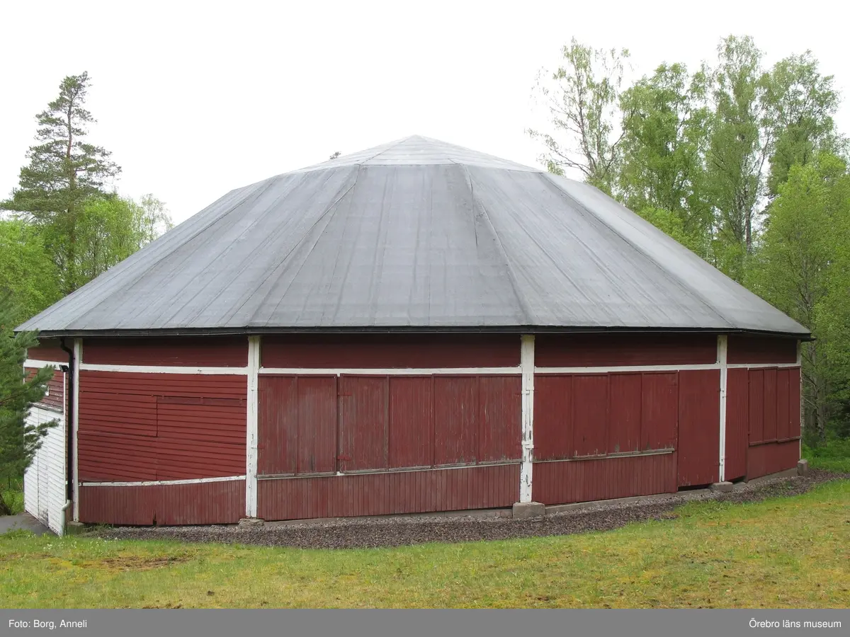 1: Entrén som den ser ut i dag. Foto: 4 augusti 2016.
2: Teaterbyggnaden, Stora scenen, före åtgärd, 16 maj 2016.
3: Teaterbyggnaden, Stora scenen, före åtgärd, 16 maj 2016.
4: Nedre dansbanan före åtgärd, 16 maj 2016.
5: Nedre dansbanan, före åtgärd, 16 maj 2016. Bilden visar en mindre scenutbyggnad på dansbanans bakre del.
6: Övre dansbanan före åtgärd, 16 maj 2016.
7: Övre dansbanan före åtgärd, 16 maj 2016.
8: Stora scenen under åtgärd. Till höger om entrén lagades rötskadad panel, 21 juni 2016.
9: Stora scenen efter åtgärd, 4 augusti 2016.
10: Stora scenen efter åtgärd, 4 augusti 2016.
11: Stora scenens fasader har målats med olika färgtyper. Fasaden till vänster är målad med linoljefärg, medan teaterdelen till höger har målats med slamfärg. 
12: Nedre dansbanan under åtgärd. Rötskadade panelbrädor byttes, 21 juni 2016.
13: Nedre dansbanan efter åtgärd, luckorna har nu målats röda efter anvisning, 4 augusti 2016. 
14: Övre dansbanan efter åtgärd, 4 augusti 2016. 
15-16: Biljettkiosk vid entrén samt biljettkiosk till danbanan. 4 augusti 2016.
17-18:Takprydnad till dansbanans biljettkiosk, samt spelhallen som är i behov av åtgärder.