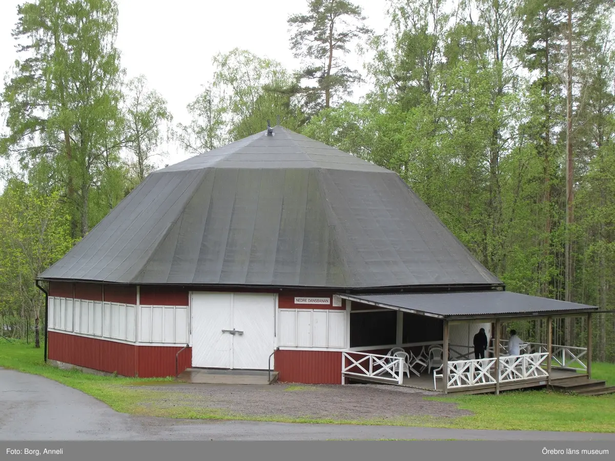 1: Entrén som den ser ut i dag. Foto: 4 augusti 2016.
2: Teaterbyggnaden, Stora scenen, före åtgärd, 16 maj 2016.
3: Teaterbyggnaden, Stora scenen, före åtgärd, 16 maj 2016.
4: Nedre dansbanan före åtgärd, 16 maj 2016.
5: Nedre dansbanan, före åtgärd, 16 maj 2016. Bilden visar en mindre scenutbyggnad på dansbanans bakre del.
6: Övre dansbanan före åtgärd, 16 maj 2016.
7: Övre dansbanan före åtgärd, 16 maj 2016.
8: Stora scenen under åtgärd. Till höger om entrén lagades rötskadad panel, 21 juni 2016.
9: Stora scenen efter åtgärd, 4 augusti 2016.
10: Stora scenen efter åtgärd, 4 augusti 2016.
11: Stora scenens fasader har målats med olika färgtyper. Fasaden till vänster är målad med linoljefärg, medan teaterdelen till höger har målats med slamfärg. 
12: Nedre dansbanan under åtgärd. Rötskadade panelbrädor byttes, 21 juni 2016.
13: Nedre dansbanan efter åtgärd, luckorna har nu målats röda efter anvisning, 4 augusti 2016. 
14: Övre dansbanan efter åtgärd, 4 augusti 2016. 
15-16: Biljettkiosk vid entrén samt biljettkiosk till danbanan. 4 augusti 2016.
17-18:Takprydnad till dansbanans biljettkiosk, samt spelhallen som är i behov av åtgärder.
