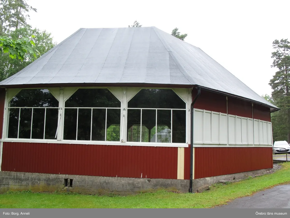 1: Entrén som den ser ut i dag. Foto: 4 augusti 2016.
2: Teaterbyggnaden, Stora scenen, före åtgärd, 16 maj 2016.
3: Teaterbyggnaden, Stora scenen, före åtgärd, 16 maj 2016.
4: Nedre dansbanan före åtgärd, 16 maj 2016.
5: Nedre dansbanan, före åtgärd, 16 maj 2016. Bilden visar en mindre scenutbyggnad på dansbanans bakre del.
6: Övre dansbanan före åtgärd, 16 maj 2016.
7: Övre dansbanan före åtgärd, 16 maj 2016.
8: Stora scenen under åtgärd. Till höger om entrén lagades rötskadad panel, 21 juni 2016.
9: Stora scenen efter åtgärd, 4 augusti 2016.
10: Stora scenen efter åtgärd, 4 augusti 2016.
11: Stora scenens fasader har målats med olika färgtyper. Fasaden till vänster är målad med linoljefärg, medan teaterdelen till höger har målats med slamfärg. 
12: Nedre dansbanan under åtgärd. Rötskadade panelbrädor byttes, 21 juni 2016.
13: Nedre dansbanan efter åtgärd, luckorna har nu målats röda efter anvisning, 4 augusti 2016. 
14: Övre dansbanan efter åtgärd, 4 augusti 2016. 
15-16: Biljettkiosk vid entrén samt biljettkiosk till danbanan. 4 augusti 2016.
17-18:Takprydnad till dansbanans biljettkiosk, samt spelhallen som är i behov av åtgärder.