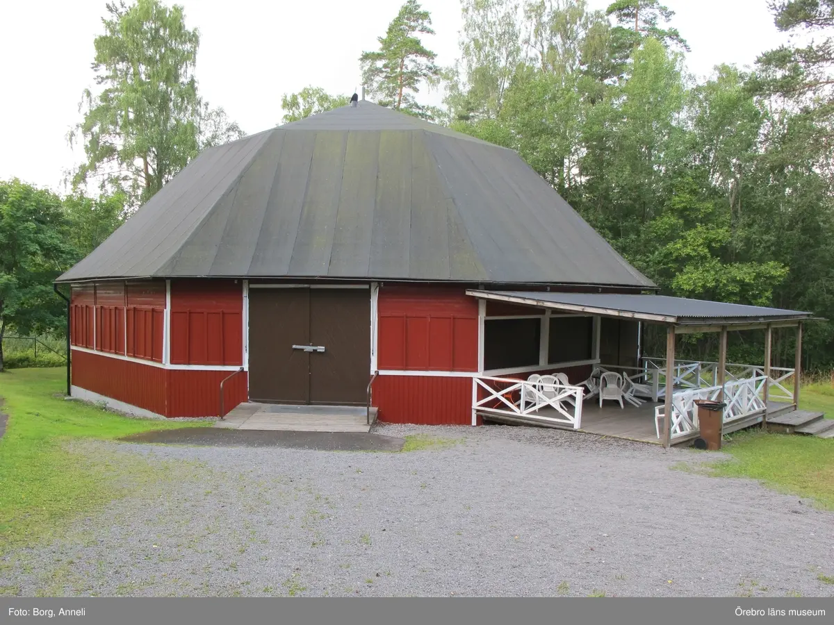 1: Entrén som den ser ut i dag. Foto: 4 augusti 2016.
2: Teaterbyggnaden, Stora scenen, före åtgärd, 16 maj 2016.
3: Teaterbyggnaden, Stora scenen, före åtgärd, 16 maj 2016.
4: Nedre dansbanan före åtgärd, 16 maj 2016.
5: Nedre dansbanan, före åtgärd, 16 maj 2016. Bilden visar en mindre scenutbyggnad på dansbanans bakre del.
6: Övre dansbanan före åtgärd, 16 maj 2016.
7: Övre dansbanan före åtgärd, 16 maj 2016.
8: Stora scenen under åtgärd. Till höger om entrén lagades rötskadad panel, 21 juni 2016.
9: Stora scenen efter åtgärd, 4 augusti 2016.
10: Stora scenen efter åtgärd, 4 augusti 2016.
11: Stora scenens fasader har målats med olika färgtyper. Fasaden till vänster är målad med linoljefärg, medan teaterdelen till höger har målats med slamfärg. 
12: Nedre dansbanan under åtgärd. Rötskadade panelbrädor byttes, 21 juni 2016.
13: Nedre dansbanan efter åtgärd, luckorna har nu målats röda efter anvisning, 4 augusti 2016. 
14: Övre dansbanan efter åtgärd, 4 augusti 2016. 
15-16: Biljettkiosk vid entrén samt biljettkiosk till danbanan. 4 augusti 2016.
17-18:Takprydnad till dansbanans biljettkiosk, samt spelhallen som är i behov av åtgärder.