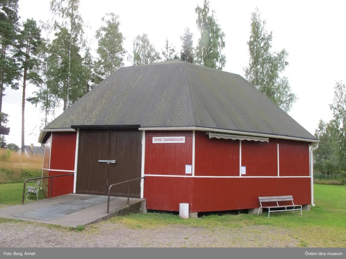1: Entrén som den ser ut i dag. Foto: 4 augusti 2016.
2: Teaterbyggnaden, Stora scenen, före åtgärd, 16 maj 2016.
3: Teaterbyggnaden, Stora scenen, före åtgärd, 16 maj 2016.
4: Nedre dansbanan före åtgärd, 16 maj 2016.
5: Nedre dansbanan, före åtgärd, 16 maj 2016. Bilden visar en mindre scenutbyggnad på dansbanans bakre del.
6: Övre dansbanan före åtgärd, 16 maj 2016.
7: Övre dansbanan före åtgärd, 16 maj 2016.
8: Stora scenen under åtgärd. Till höger om entrén lagades rötskadad panel, 21 juni 2016.
9: Stora scenen efter åtgärd, 4 augusti 2016.
10: Stora scenen efter åtgärd, 4 augusti 2016.
11: Stora scenens fasader har målats med olika färgtyper. Fasaden till vänster är målad med linoljefärg, medan teaterdelen till höger har målats med slamfärg. 
12: Nedre dansbanan under åtgärd. Rötskadade panelbrädor byttes, 21 juni 2016.
13: Nedre dansbanan efter åtgärd, luckorna har nu målats röda efter anvisning, 4 augusti 2016. 
14: Övre dansbanan efter åtgärd, 4 augusti 2016. 
15-16: Biljettkiosk vid entrén samt biljettkiosk till danbanan. 4 augusti 2016.
17-18:Takprydnad till dansbanans biljettkiosk, samt spelhallen som är i behov av åtgärder.