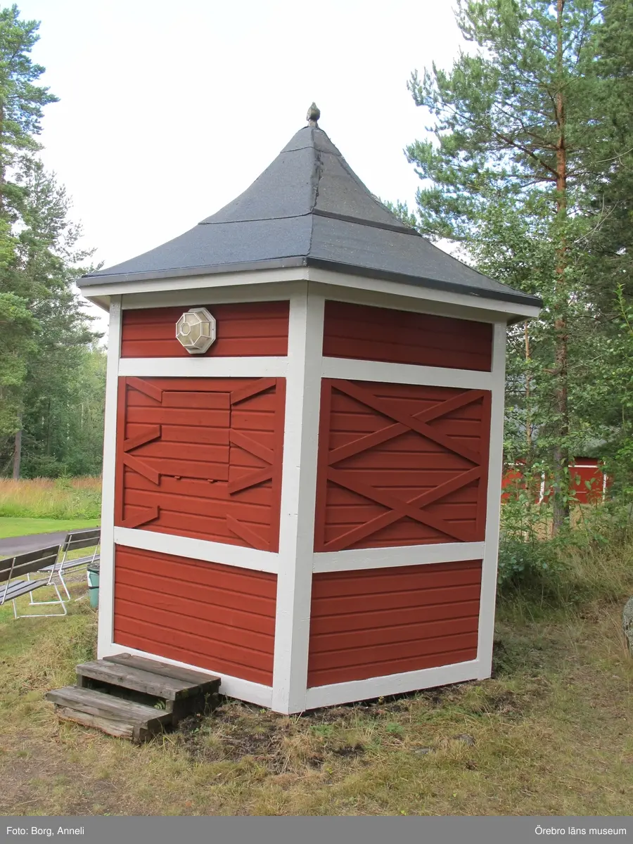 1: Entrén som den ser ut i dag. Foto: 4 augusti 2016.
2: Teaterbyggnaden, Stora scenen, före åtgärd, 16 maj 2016.
3: Teaterbyggnaden, Stora scenen, före åtgärd, 16 maj 2016.
4: Nedre dansbanan före åtgärd, 16 maj 2016.
5: Nedre dansbanan, före åtgärd, 16 maj 2016. Bilden visar en mindre scenutbyggnad på dansbanans bakre del.
6: Övre dansbanan före åtgärd, 16 maj 2016.
7: Övre dansbanan före åtgärd, 16 maj 2016.
8: Stora scenen under åtgärd. Till höger om entrén lagades rötskadad panel, 21 juni 2016.
9: Stora scenen efter åtgärd, 4 augusti 2016.
10: Stora scenen efter åtgärd, 4 augusti 2016.
11: Stora scenens fasader har målats med olika färgtyper. Fasaden till vänster är målad med linoljefärg, medan teaterdelen till höger har målats med slamfärg. 
12: Nedre dansbanan under åtgärd. Rötskadade panelbrädor byttes, 21 juni 2016.
13: Nedre dansbanan efter åtgärd, luckorna har nu målats röda efter anvisning, 4 augusti 2016. 
14: Övre dansbanan efter åtgärd, 4 augusti 2016. 
15-16: Biljettkiosk vid entrén samt biljettkiosk till danbanan. 4 augusti 2016.
17-18:Takprydnad till dansbanans biljettkiosk, samt spelhallen som är i behov av åtgärder.