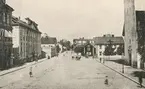 Brevkort med ålderdomlig linköpingsvy. Den öppna ytan kallades vid tiden Sankt Larstorget. I än äldre tid benämnt Landskyrkotorget med anledning av dess läge invid landsförsamlingens kyrka, Sankt Larskyrkan som skymtar i höger bildkant. Snett mittemot kyrkan reser sig Linköpings gamla teater, Assemblé- och spektakelhuset.