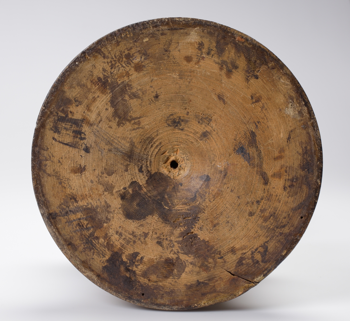 Bordspendyl / Bordsstudsare.
Vit emaljerad urtavla försedd med arabiska siffror i en rund, guldbronserad överdel av trä, som vilar på tre snidade delfiner. Högst upp en guldbronserad urna. 
Cylindrisk fot av trä, målad i rödbrun marmorimitation med guldbronserade partier. Tillhörande urnyckel av järn.