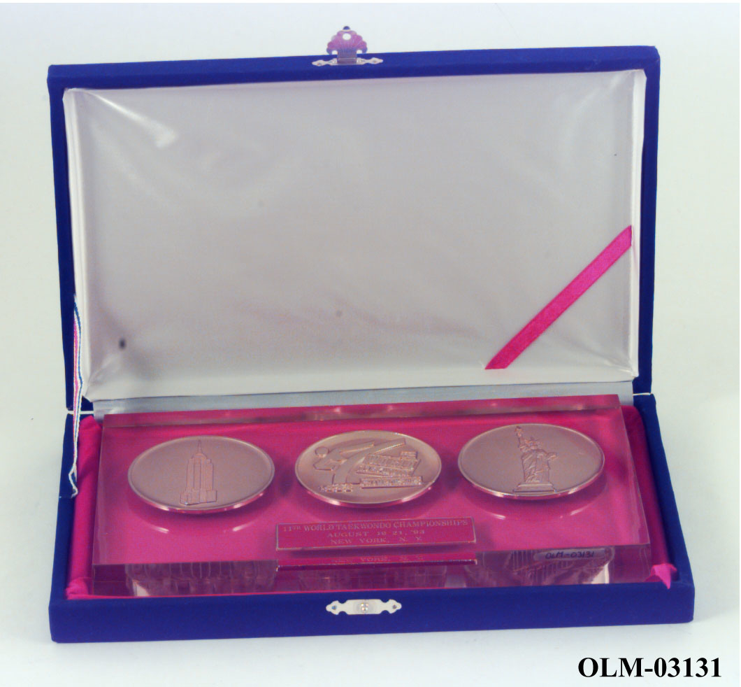 Settet består av 3 medaljer og ligger i en blå eske.