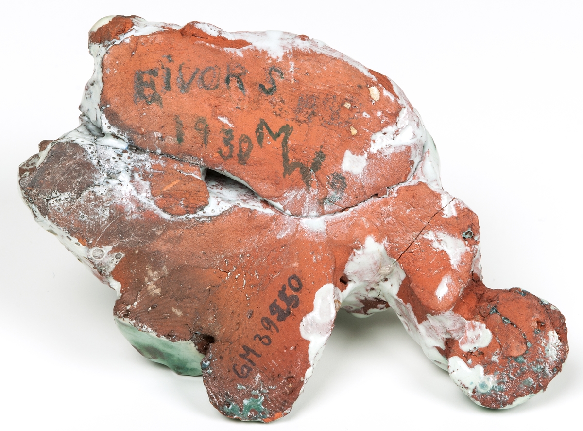 Figurin, liggande get, keramik, grönvit glasyr, formgiven av Märta Willborg, 1930-talet.