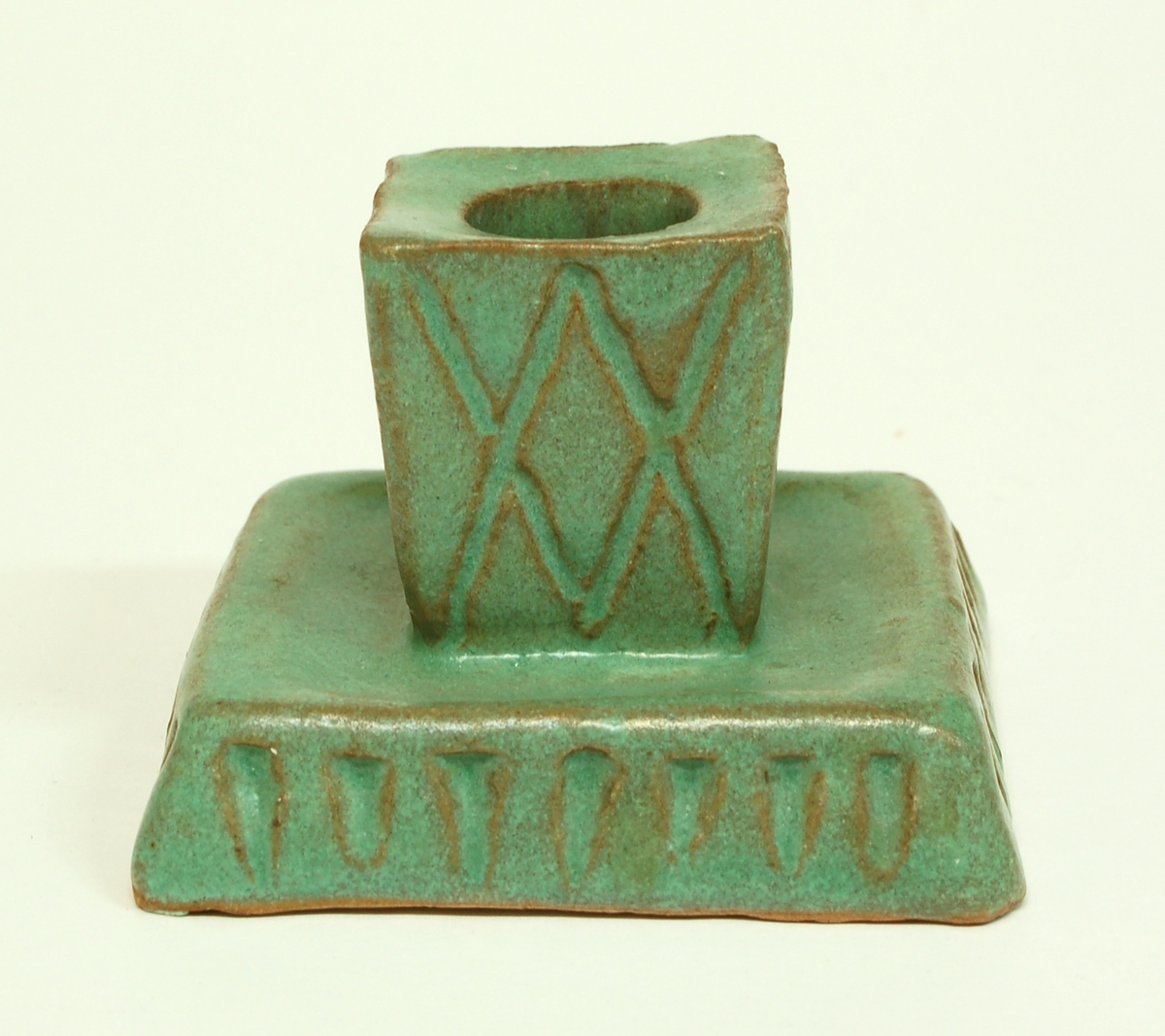Ljusstake, grön glasyr, keramik, formgiven av Märta Willborg, 1930-talet.