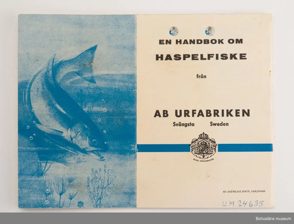 Svart haspelrulle med grått spolhus. Ledbart vevhandtag. Text på gavelplattan: "ABU 444 SVÄNGSTA SWEDEN". Blå lina av polyamidfiber En extra rulle i en röd cylindrisk ask av konstmaterial (H 2,5 Di 6,5 cm). Märkt "ABU SVÄNGSTA SWEDEN".
En behållare i konstmaterial med rullolja, den har rött lock samt samt text på kroppen "ABU SVÄNGSTA SWEDEN" (H 6,3 Di 1,2 cm) . En
broschyr "HANDBOK I HASPEL FISKE" (L 14,8 H 11,3 cm) med instruktioner om skötsel och användning av rullen. Samtliga föremål låg ursprungligen i en fyrkantig låda av papp (L 14 H 12 B 9 cm). Lådan är svart, gul och vit. Text bl a "ABU 444". Lådan är mycket lagad med tejp.
Tillhör fiskespö i fodral UM024251. Har även använts på UM023750.
*Tidigare sakord: Fiskerulle i originallåda.
