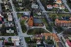 Flygfoto över Nässjö kyrka och intilliggande kvarter.