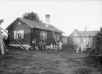 Johannes Renström med familj i Femtbergets fäbod 1916. Stina i fönstret, Johannes med Robert på armen, Fritz, Viktor, Alfred, Rut, Elsa, Signe o Elin