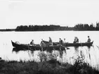 Båttur på Hässjön. George Renström, Anna Johansson, Tilda Olsson, Alfred Renström, Lisa Olsson, Klara Magnusson, Hedlöf. Den främsta båten medför en trattgrammofon.