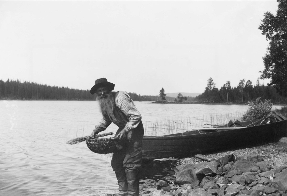 Jan  Petter Persson "Pell-Petter" sköljer sin fisk