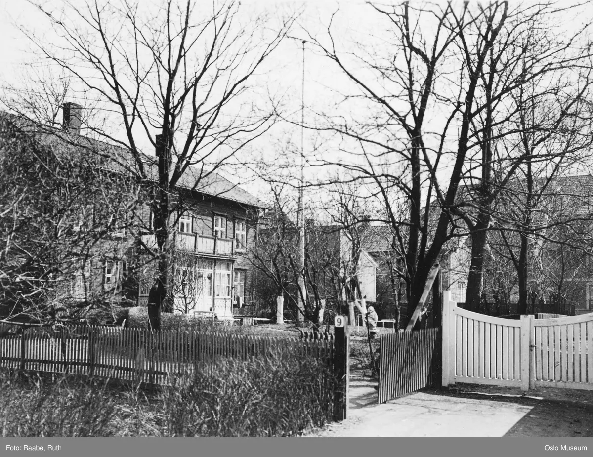 bolighus, hage, gjerde, port