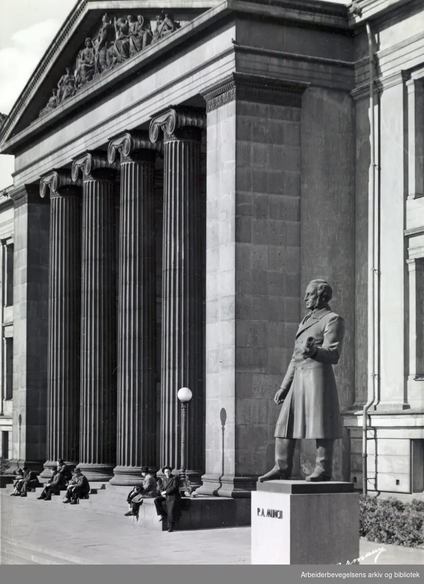 Universitetet i Oslo med statuen av P. A. Munch i forgrunnen, 1950-tallet.