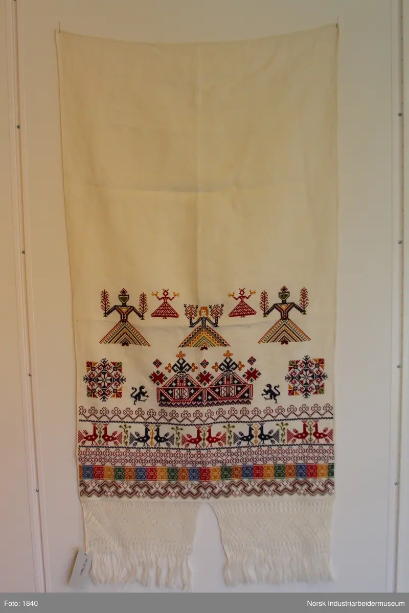 To stykker beltekluter. Broderte.