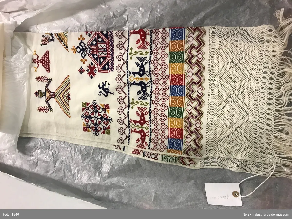 To stykker beltekluter. Broderte.