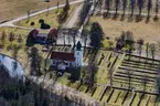 Flygfoto över Sandhems kyrka i Mullsjö kommun.