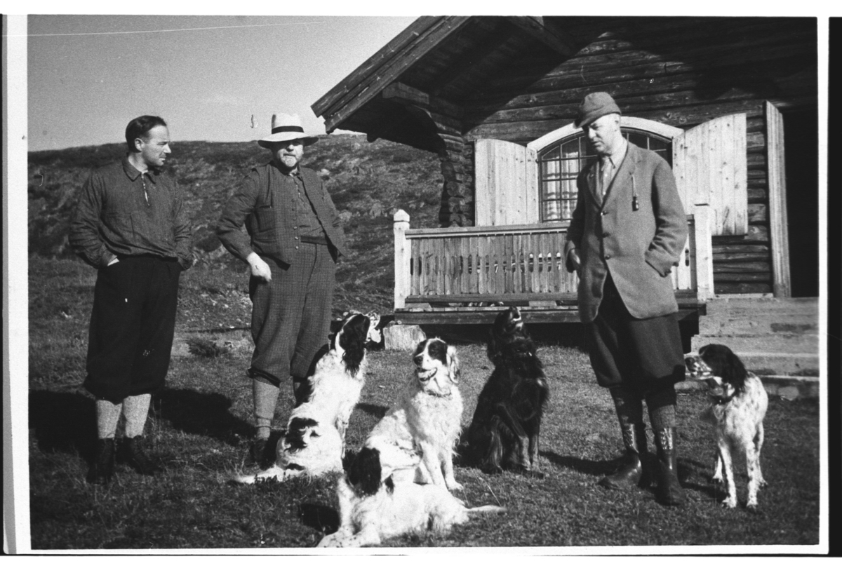 jaktlag på Fjellbu.
frå h. Eirik Knutsen,John Torgersen og Ukjent.