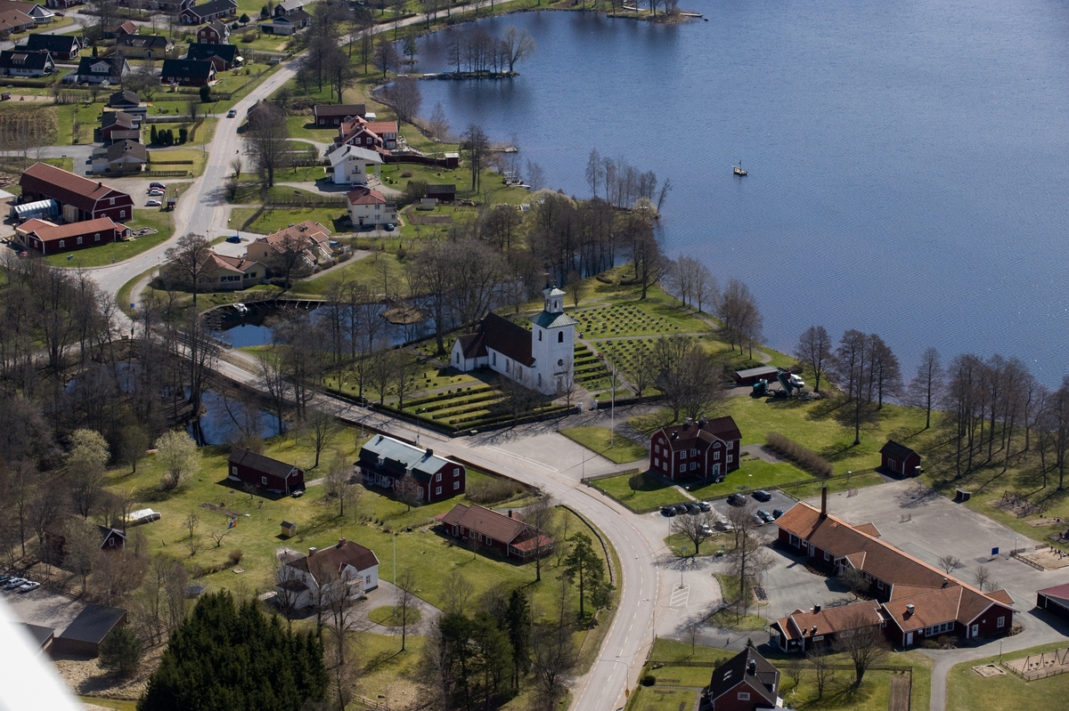 Flygfoto över Ramkvilla kyrka i Vetlanda kommun.