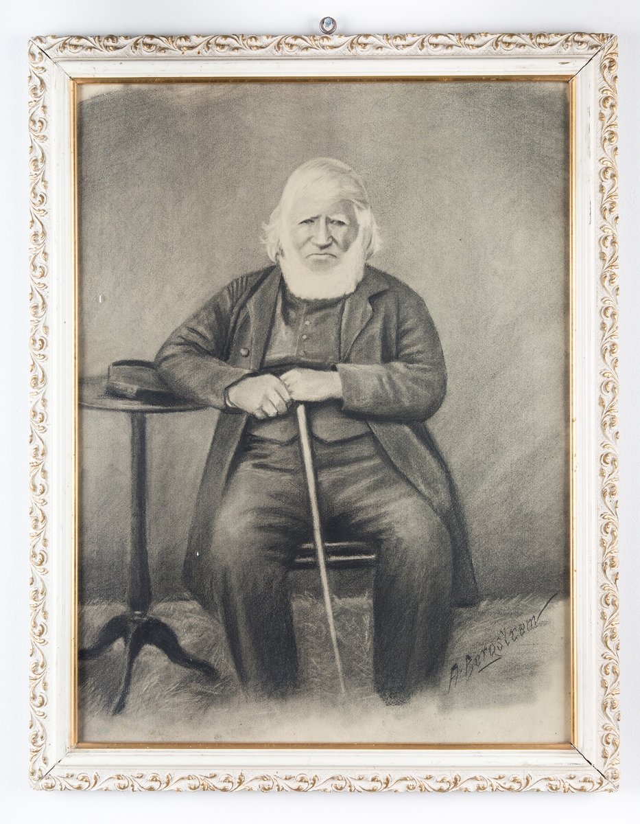 Sittende eldre mann med skjegg