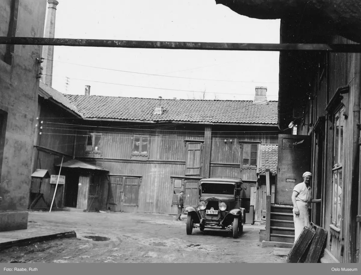 bygård, gårdsinteriør, Baker Brun, menn, baker, Chevrolet bil