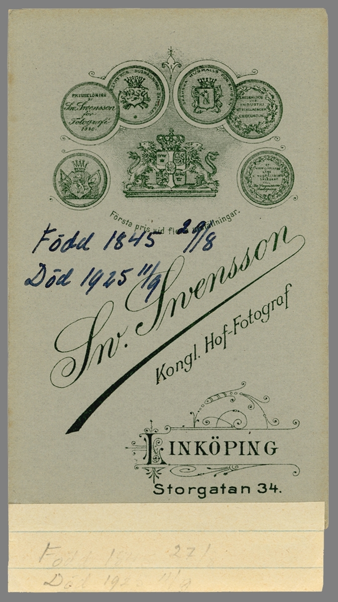 Porträtt av Oskar Andersson.  Efter en svår barndom blev han med tiden färgaremästare och rådman i Linköping. Han föddes 1845 i Örberga som son till hemmansägaren i Ullnäs Anders Eriksson och dennes maka Maja Jansdotter. Redan 1848 återfinns familjen boende i en backstuga under Örberga murgård. Förfallet eskalerar. Från 1851 är familjen utan fast bostad, de är som källorna kallar det "skriva på socknen". Fadern döms även för stöld. I 12-års åldern tar Oskar drängtjänst i på Östra Starby utanför Vadstena. Efter ett par år flyttar han till Linköping för att gå i lära hos färgmästaren Erik Johan Berg. Efter ett tiotal år hos Berg följde ytterligare tio år som färgare på Råby fabrik i Ljung. År 1879 kom han åter till Linköping och blev mästare och sedermera även rådman. Hans verkstad låg vid Storgatans östra ände i nuvarande kvarteret Druva. Han dog ogift 1925.