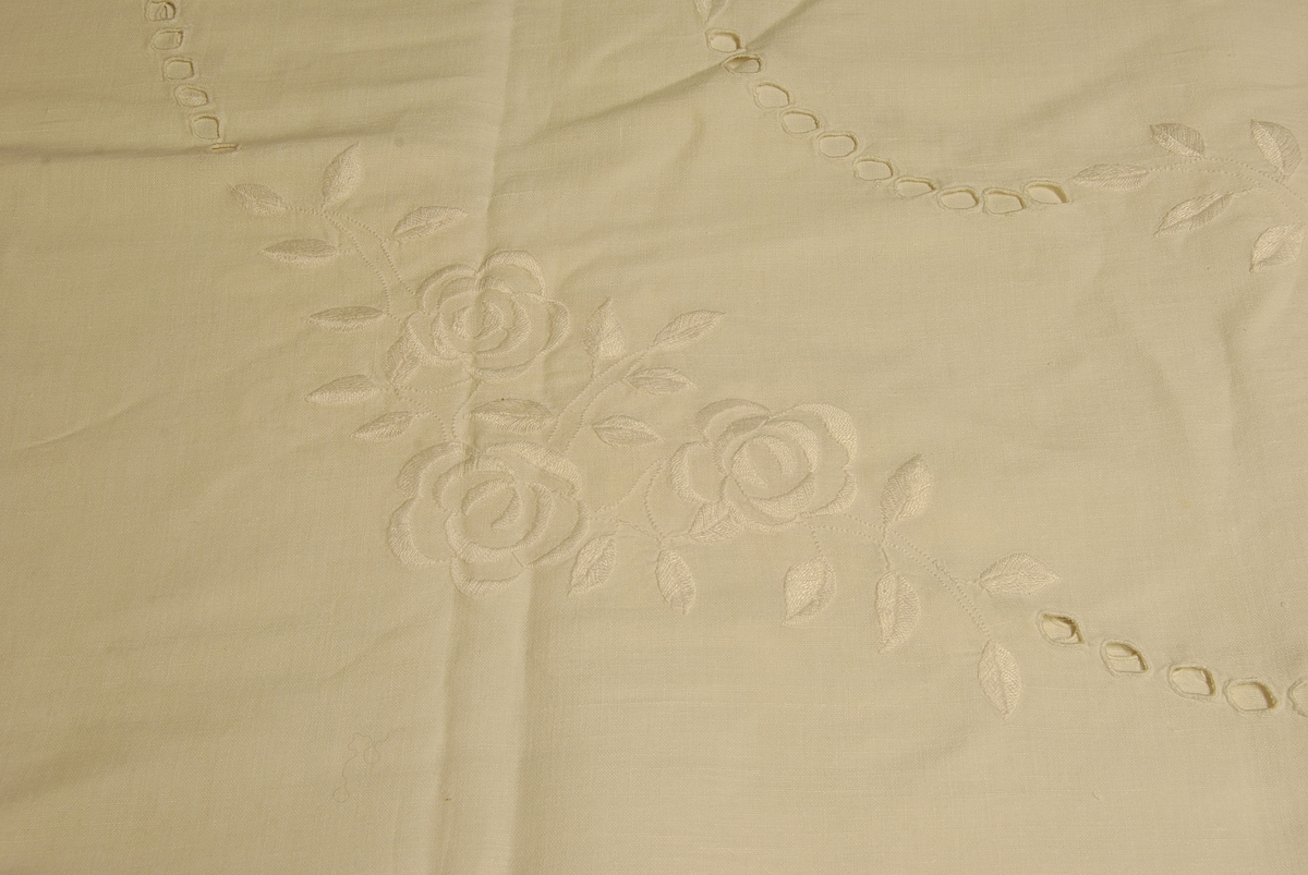 Kvadratisk form. Brodert. Blonder langs kanten.