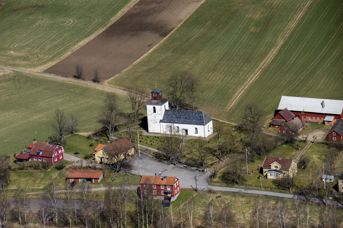 Flygfoto över Skepperstads kyrka i Sävsjö kommun.