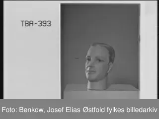 Reklamefoto av utstillingsdukker til butikk. Ukjent oppdragsgiver.