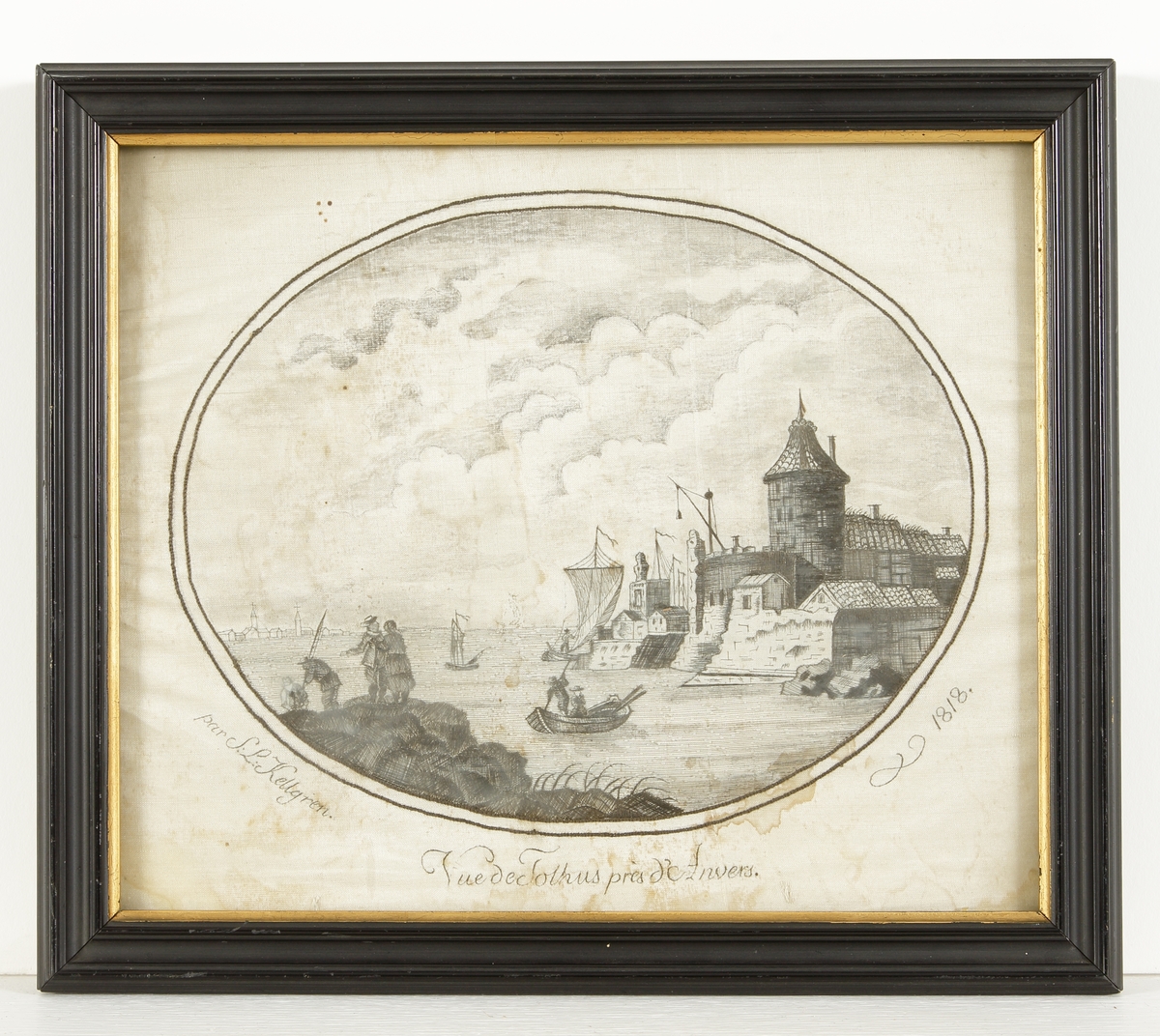 Sydd tavla (silkebroderi).
Tavla sydd med svart silke på vitt siden. Oval med landskapsmotiv vid hav. Under ovalen text på franska:
"Par S.L. Kellgren, Vue de Tolhus près d'Anvers, 1818".
