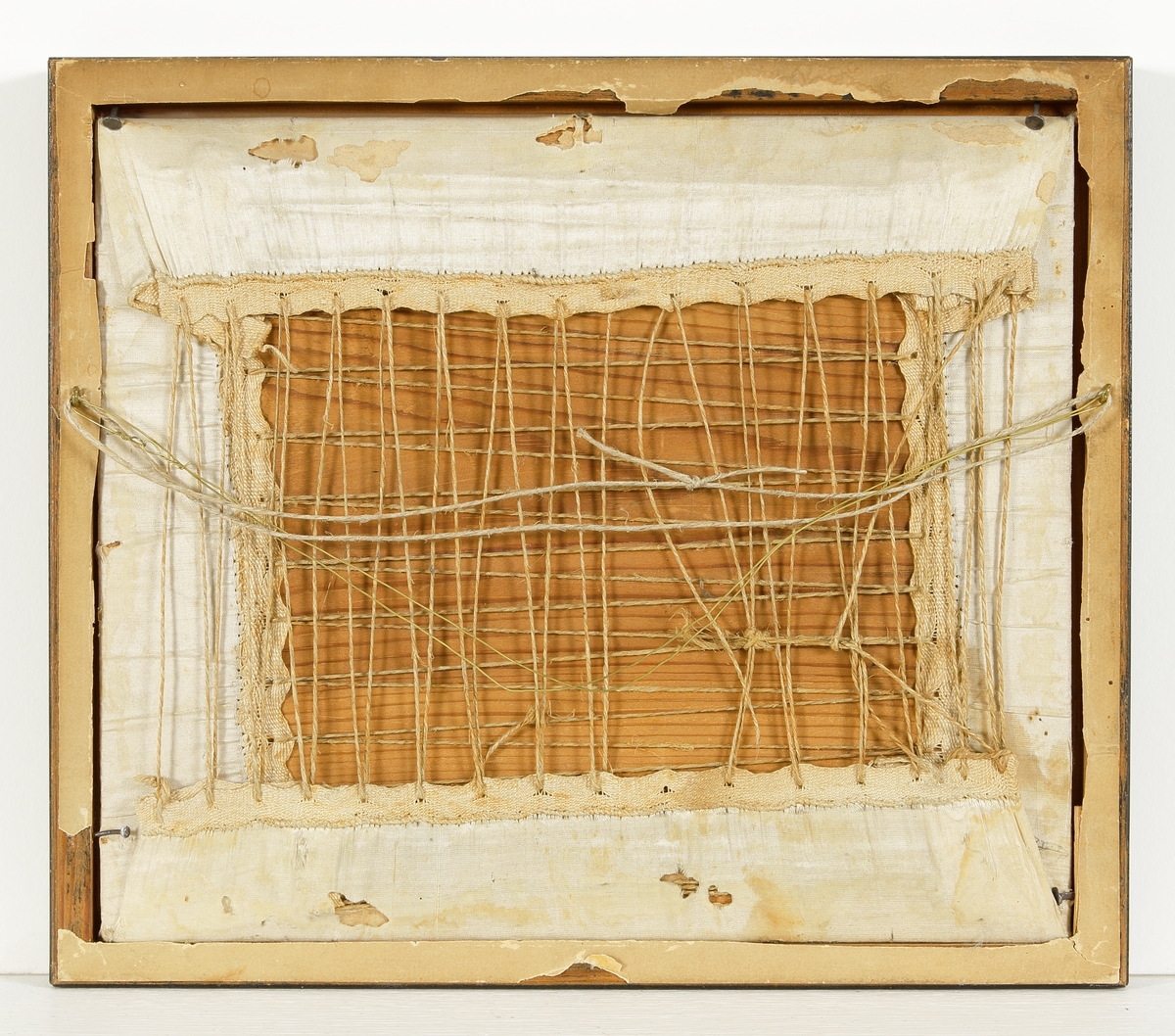 Sydd tavla (silkebroderi).
Tavla sydd med svart silke på vitt siden. Oval med landskapsmotiv vid hav. Under ovalen text på franska:
"Par S.L. Kellgren, Vue de Tolhus près d'Anvers, 1818".