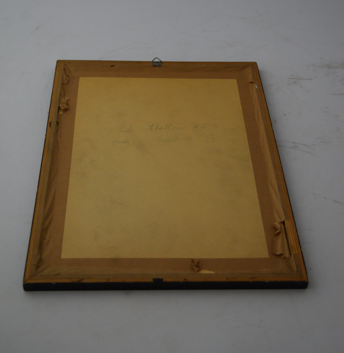 To skytevåpen i kryss med en blink over, sentralt oppe. Bladranke som ramme rundt skriften med en sløyfe på midten nederst.