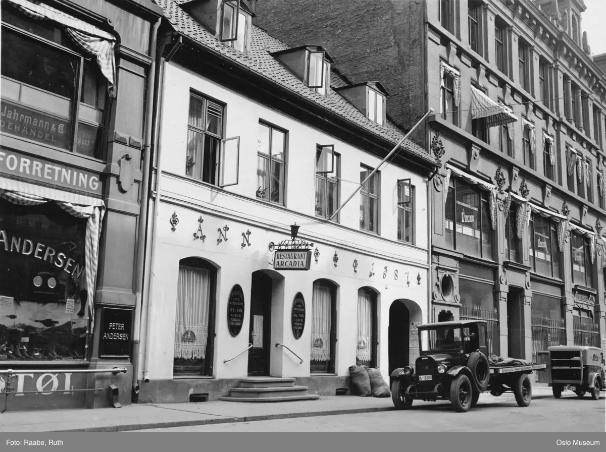 forretningsgårder, restaurant Arcadia, Ferderal lastebil fra Kristiania Visergutkontor (A-10508), varebil fra Ritz konditori (A-18296)