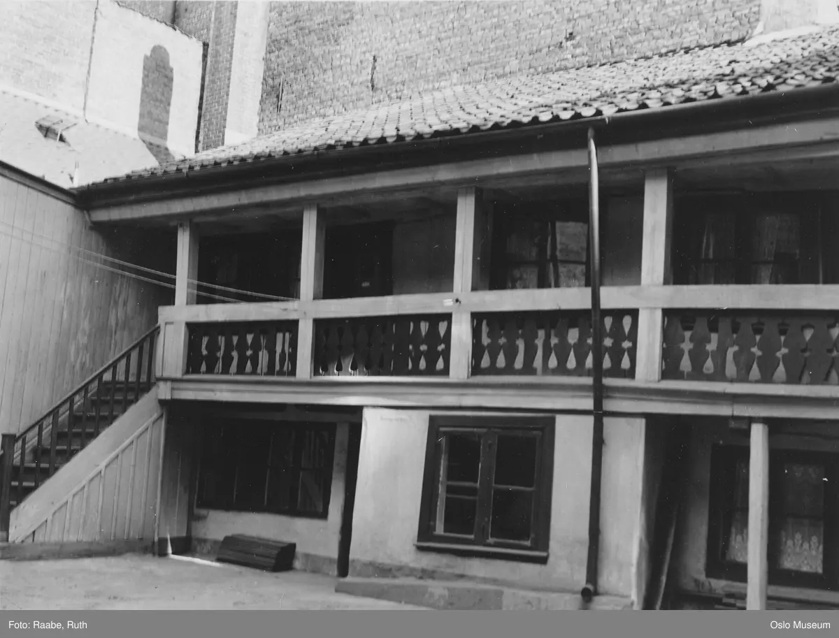 bygård, gårdsinteriør, trapp, svalgang