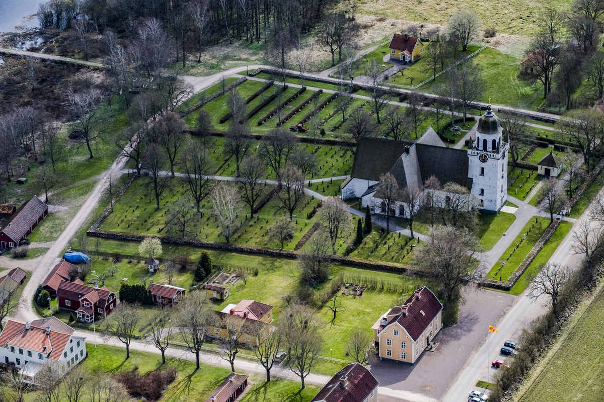 Flygfoto över Säby kyrka i Tranås kommun.