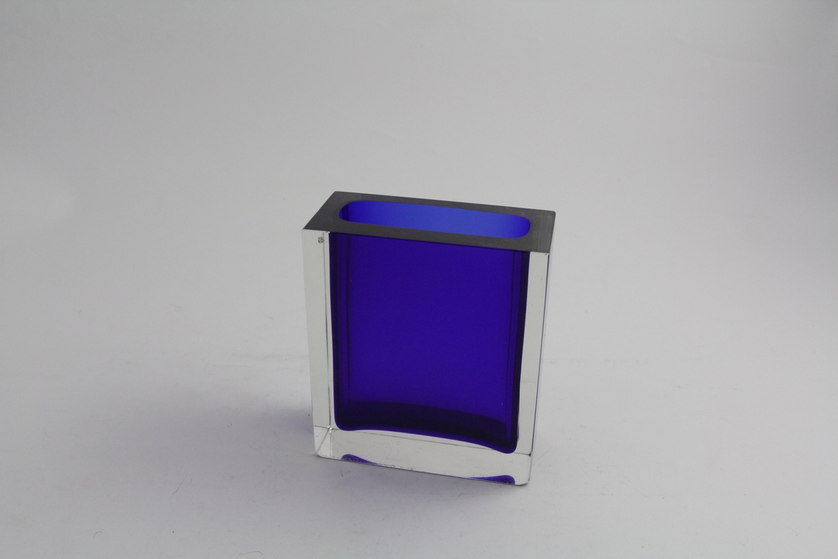 Rektangulær. "Blokkvase". Slipte sider. Blå kjerne med klart overfangsglas.