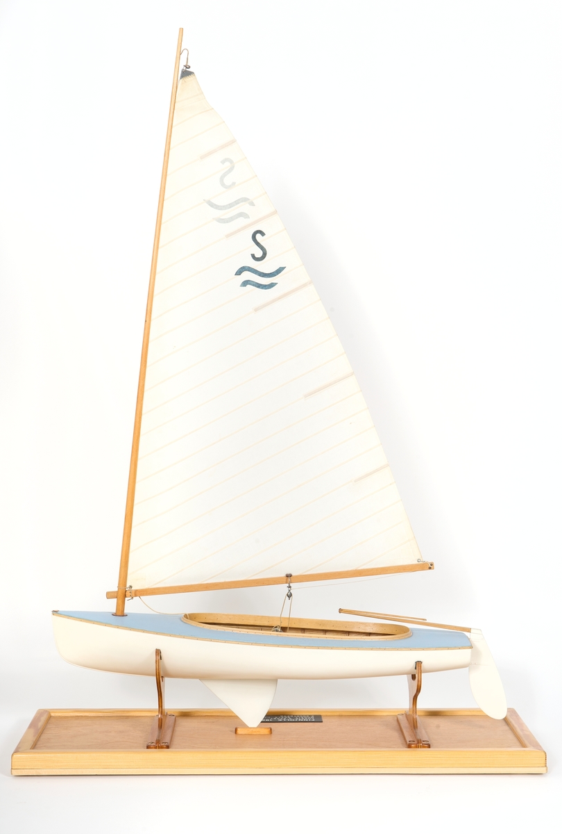 Fartygsmodell av Finnjolle från 1949. Dukklätt skrov. Monterad på platta.