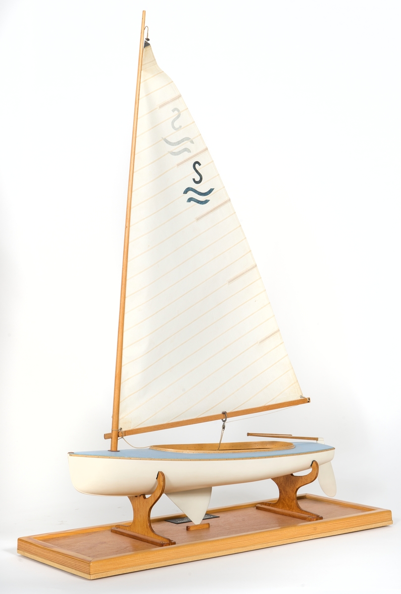 Fartygsmodell av Finnjolle från 1949. Dukklätt skrov. Monterad på platta.
