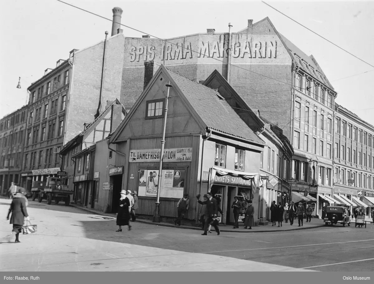 forretningsgårder, trehusbebyggelse, bygårder, mennesker, gateliv, biler, gavlvegg, reklame