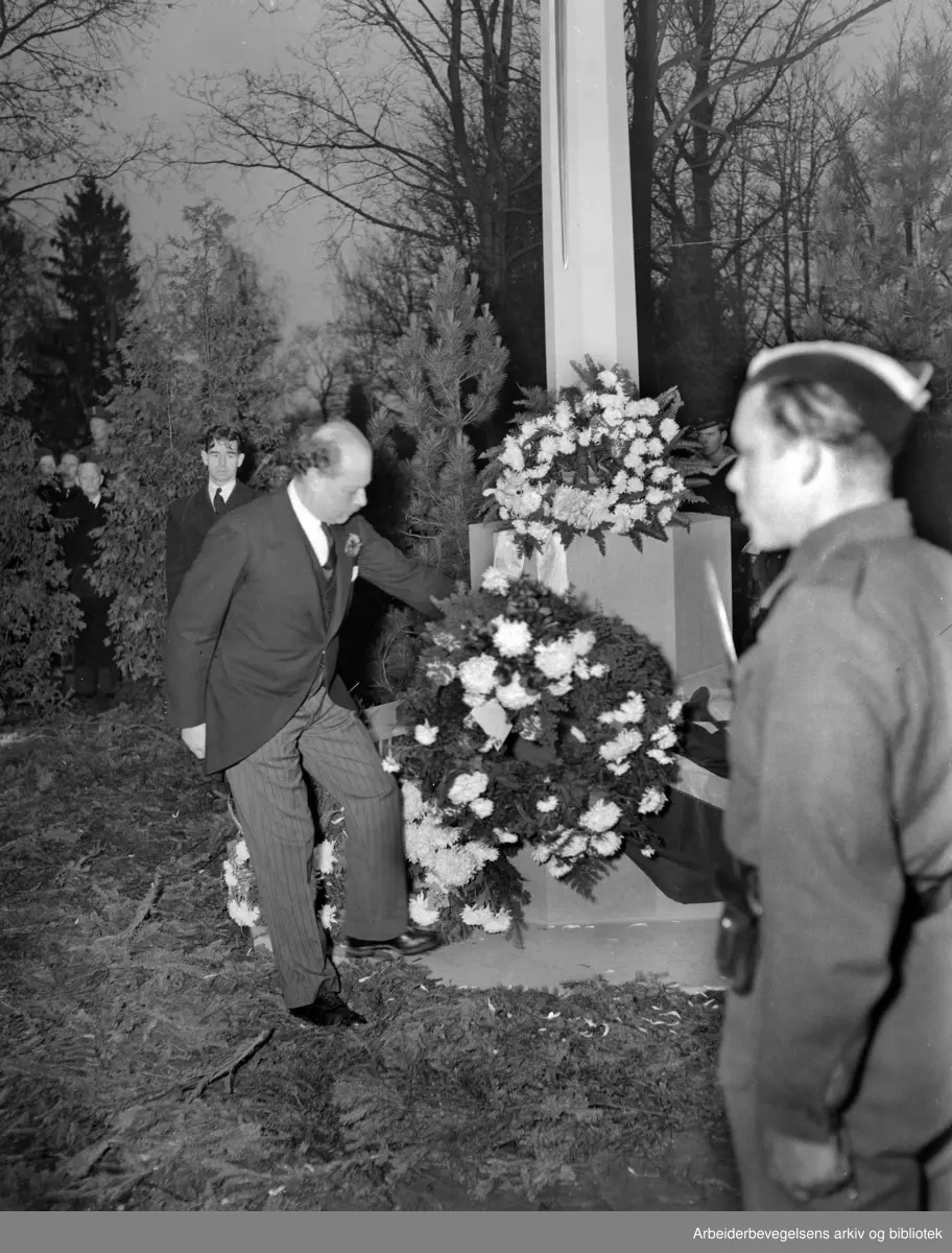Vestre Gravlund. Minnesmerke over falne britiske flyvere avdukes. General Ruge foretar avdukingen. November 1949