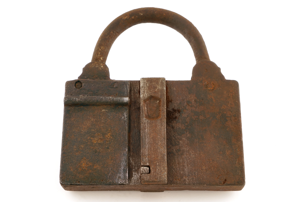 Hengelås av jern. Firkantet med svingbart lokk over nøkkelhull. I tillegg er det et ekstra lokk over låsbøylens ende.
Enden av låsbøylen hadde et hull, som gjorde at låsen kunne forsegles, ved at det ble trukket en forseglingstråd
gjennom låsbøylens ende og deretter plombert med en bly - eller lakk-plombe. Lokket beskyttet så forseglingen.