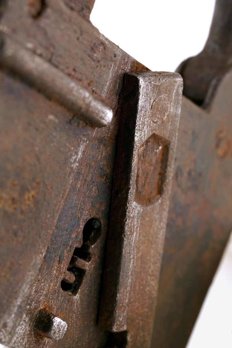 Hengelås av jern. Firkantet med svingbart lokk over nøkkelhull. I tillegg er det et ekstra lokk over låsbøylens ende.
Enden av låsbøylen hadde et hull, som gjorde at låsen kunne forsegles, ved at det ble trukket en forseglingstråd
gjennom låsbøylens ende og deretter plombert med en bly - eller lakk-plombe. Lokket beskyttet så forseglingen.