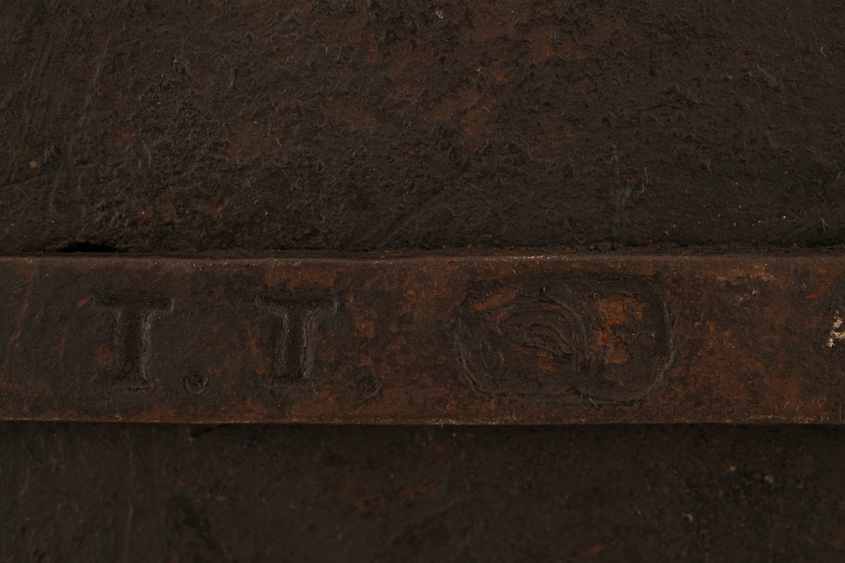 Hengelås av jern, oval med svingbart lokk over nøkkelhull.
Nøkkel av jern med skjegg formet somkroker. Gjennombrudt.