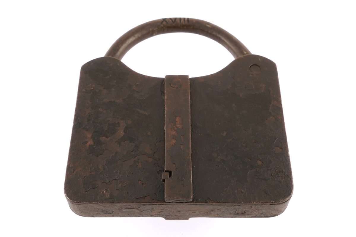 Hengelås av jern med nøkkel. Firkantet med svingbart, rektangulært lokk over nøkkelhullet.